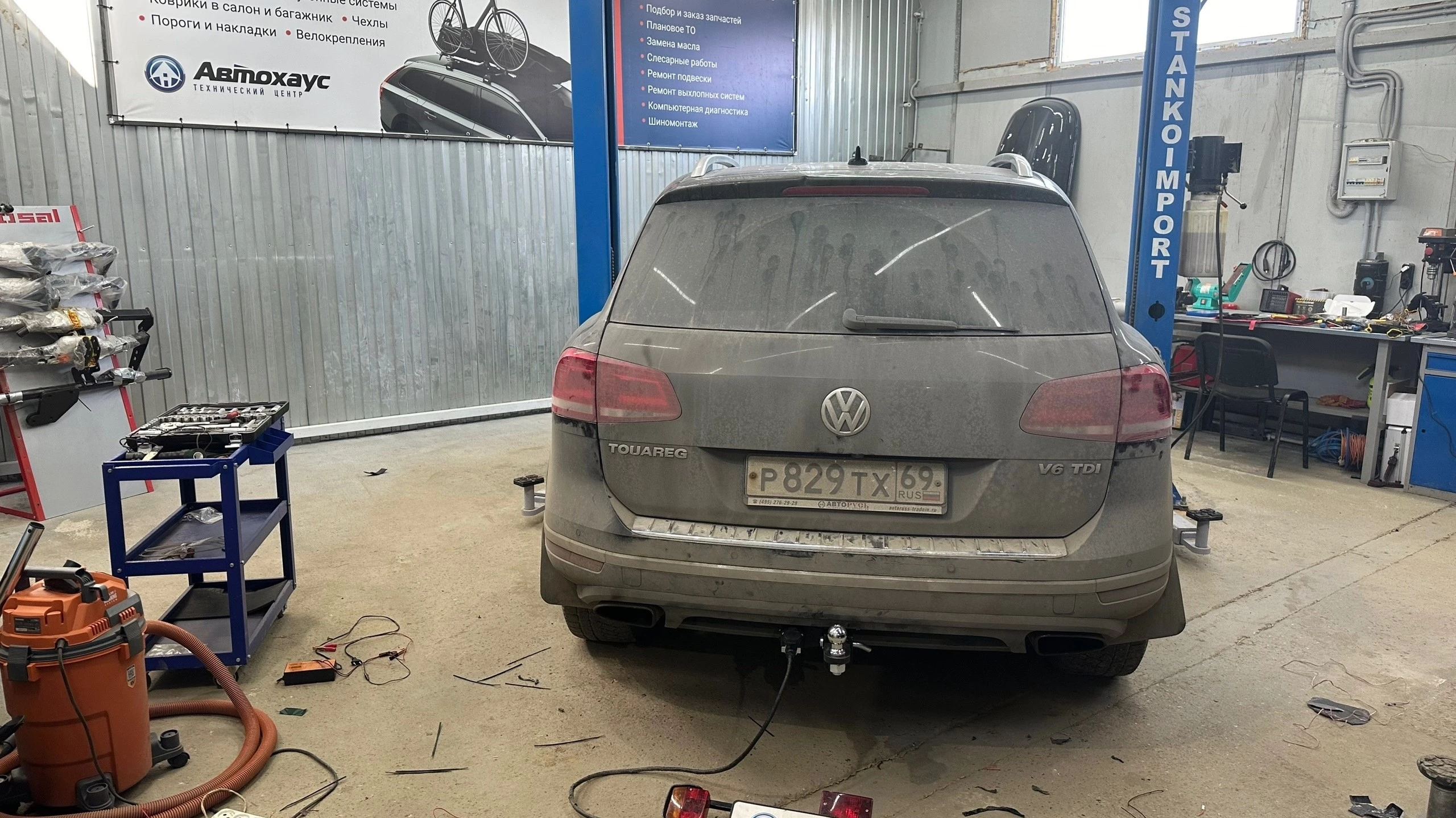 Установка американского фаркопа на Volkswagen Tuareg NF с подключением  